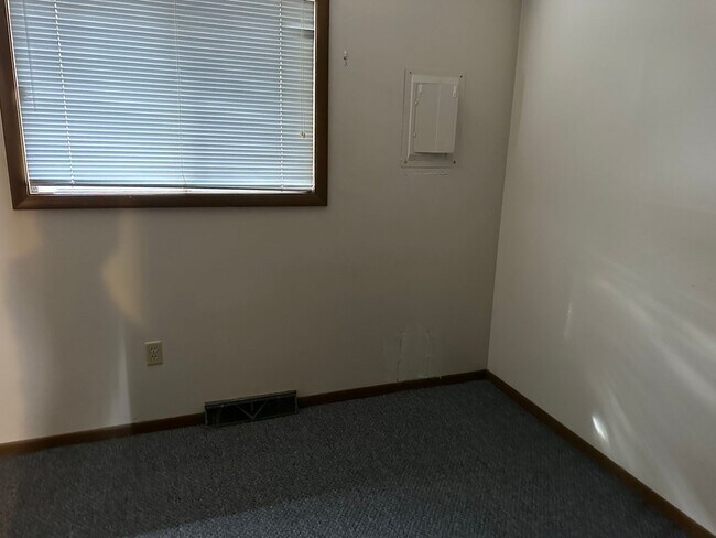 Building Photo - 2 BEDROOM 1 BATHROOM APARTMENT FOR RENT