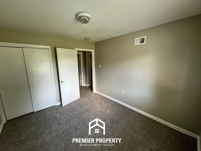 Building Photo - Charming 3BR/1BA Near Parkway Village | 1,305 Sq Ft, Open Kitchen & Large Fenced Yard