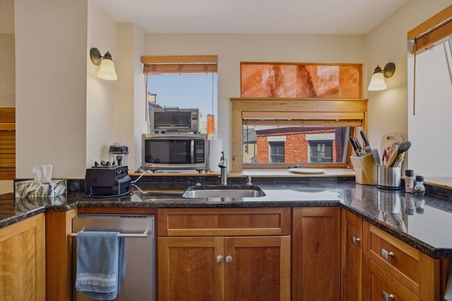 Building Photo - 5 Commercial Alley