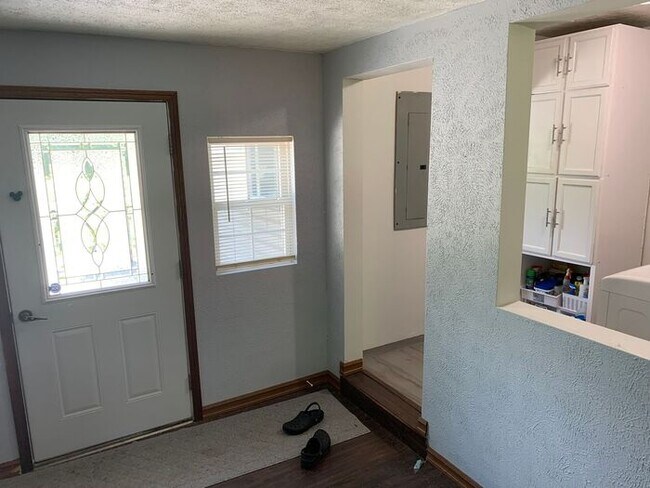 Building Photo - Mishawaka 4 bedroom with a Primary suite a...