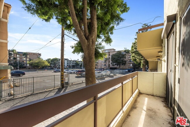 Building Photo - 321 S San Vicente Blvd