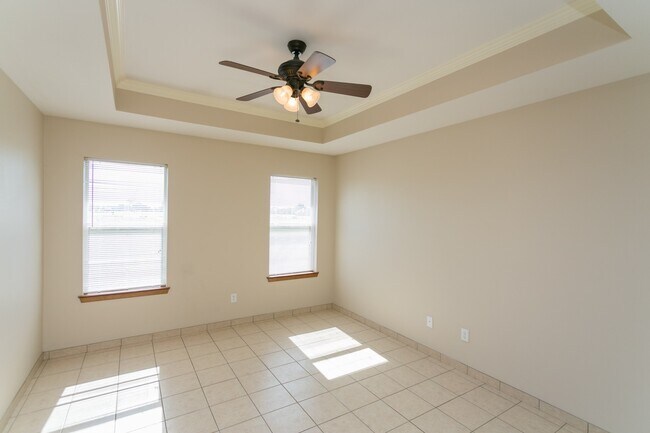 Building Photo - 16100 Rolling Meadows Dr