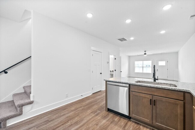 Building Photo - 305 Front Rdg Cir