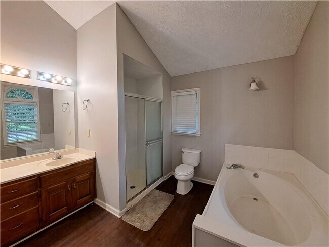 Building Photo - 844 Chandler Dr SW