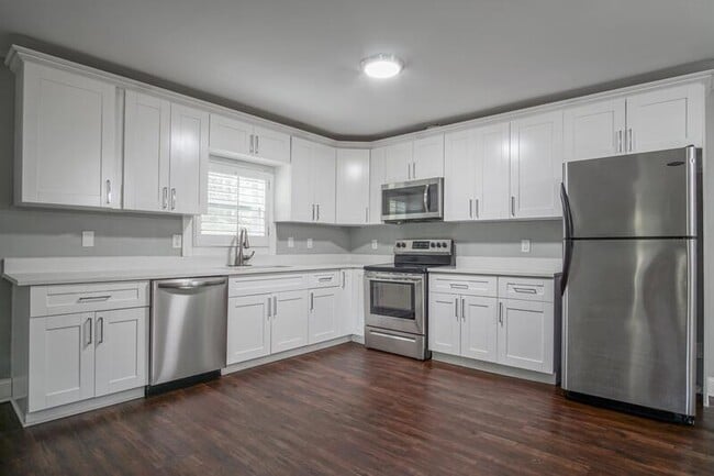 Building Photo - 3309 Poplar Dr