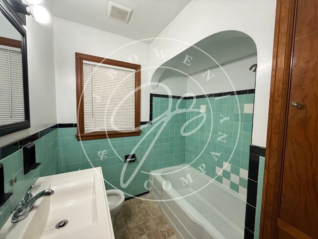 Building Photo - Close to University of Toledo 4 bedroom 2 bathroom home.