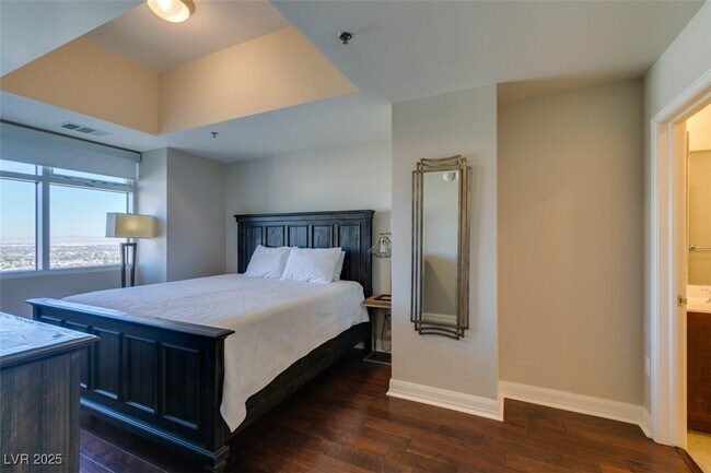 Building Photo - 150 S Las Vegas Blvd