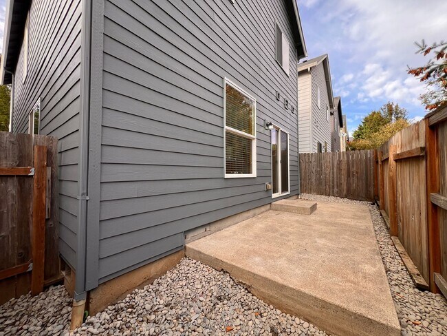 Building Photo - MOVE IN SPECIAL!! Beautifully Remodeled Ho...
