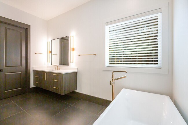 Building Photo - Stunning 5-Bedroom, 5-Bathroom Home with Chef's Kitchen and Luxurious Features