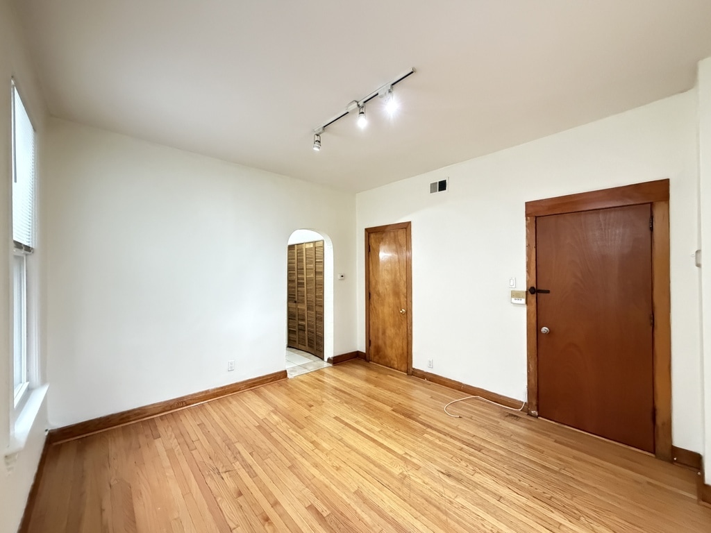 Building Photo - 1531 W Barry Ave