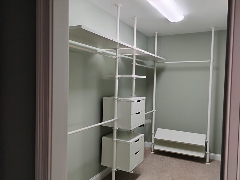 Building Photo - 323 Eden Ave