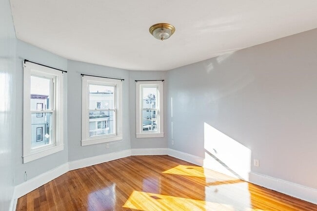 Building Photo - 15 Groom St