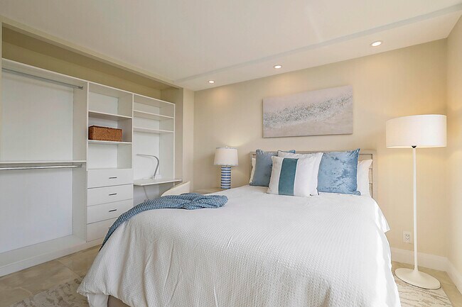 Building Photo - 2121 N Ocean Blvd