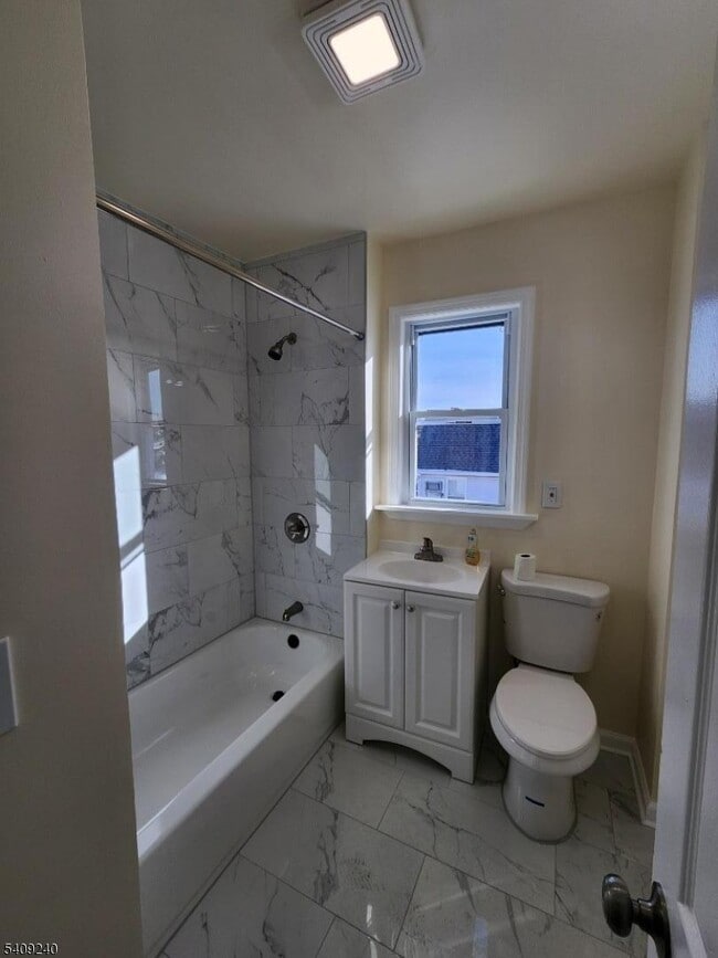 Building Photo - 252 Montgomery St