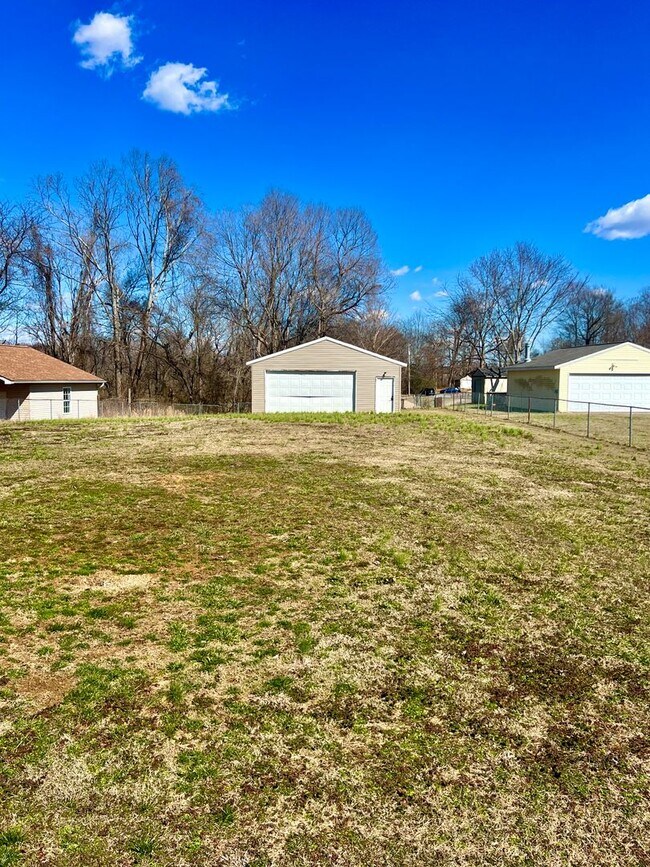 Building Photo - AVAILABLE NOW! 3 Bedroom, 2 Bath Home off Needmore Road