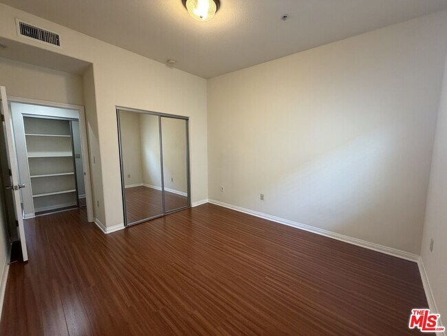 Building Photo - 15024 Magnolia Blvd