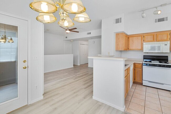 Building Photo - *VERY NICE CONDO IN GATED COMMUNITY !