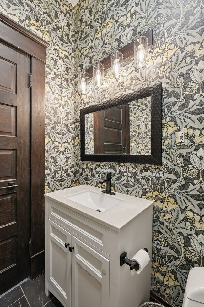 Building Photo - Beautiful Historic 4BR/3BA Gem | Hillsboro...