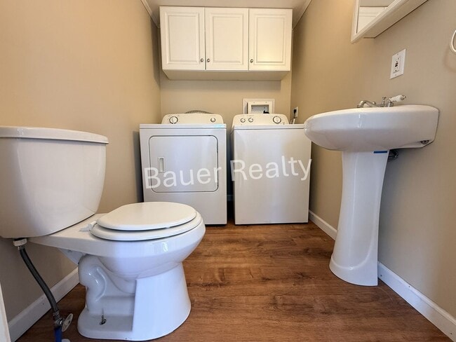 Building Photo - Three Beds, 1.5 Baths