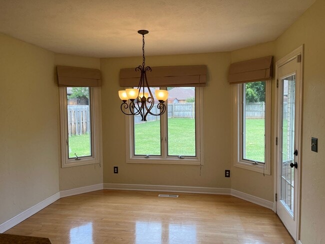 Building Photo - Very spacious 3 bed 2 bath 3 car garage!  ...