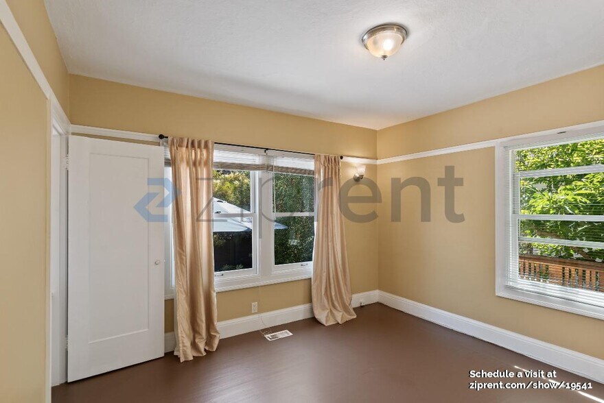Building Photo - Unit