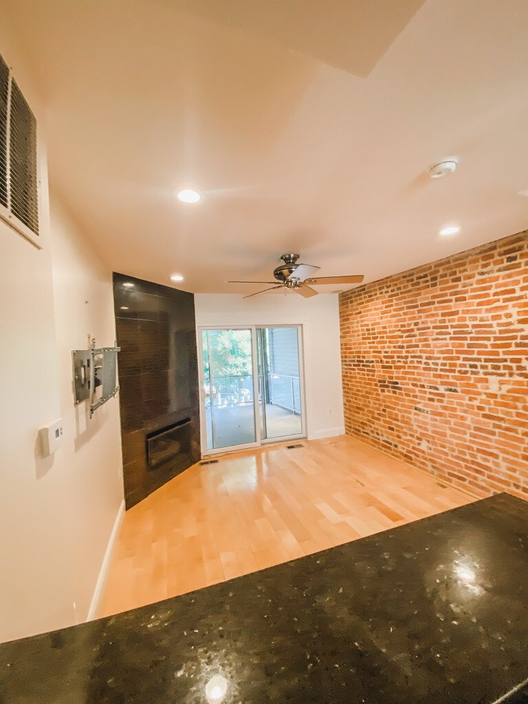 Building Photo - 1413 Anchor St