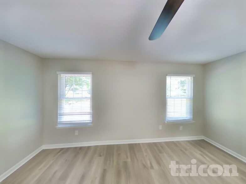 Building Photo - 2701 Riverbend Dr