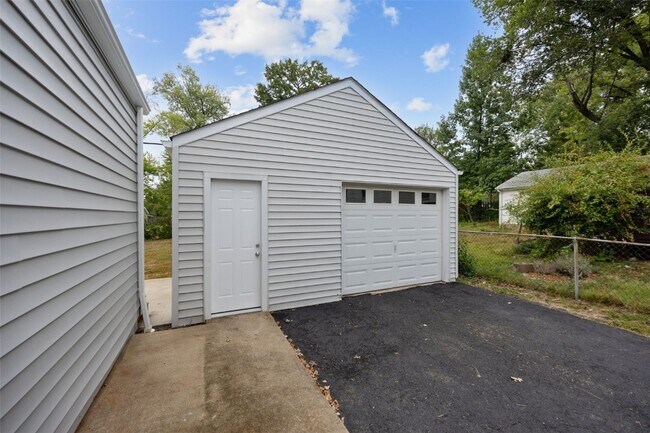 Building Photo - 417 Chamberlin Dr