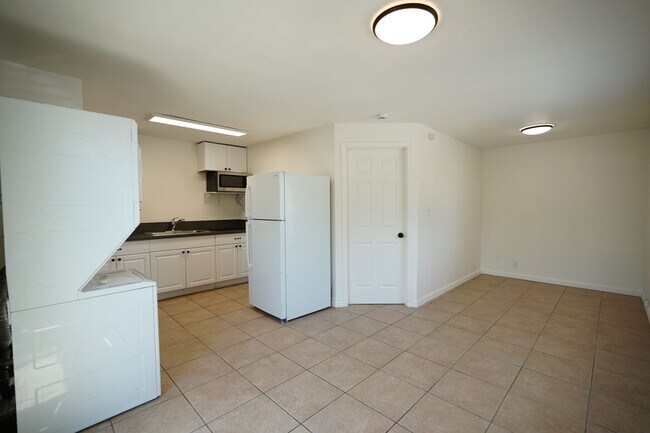 Building Photo - 1405 N Riverside Ave