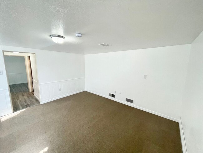 Building Photo - Large 1 bd/1b Basement Apartment in Downtown Caldwell!