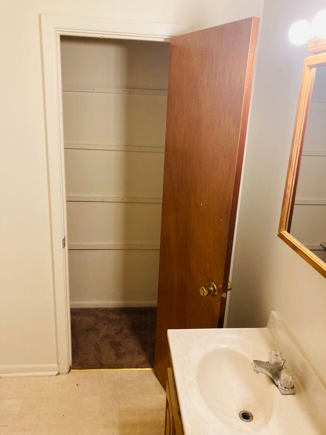 Building Photo - Cute and Cozy, Close to Fort Riley!
