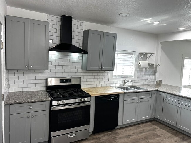 Building Photo - 1532 N Calaveras St