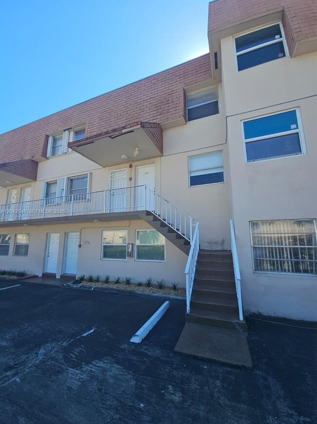 Building Photo - 1560 W 46th St