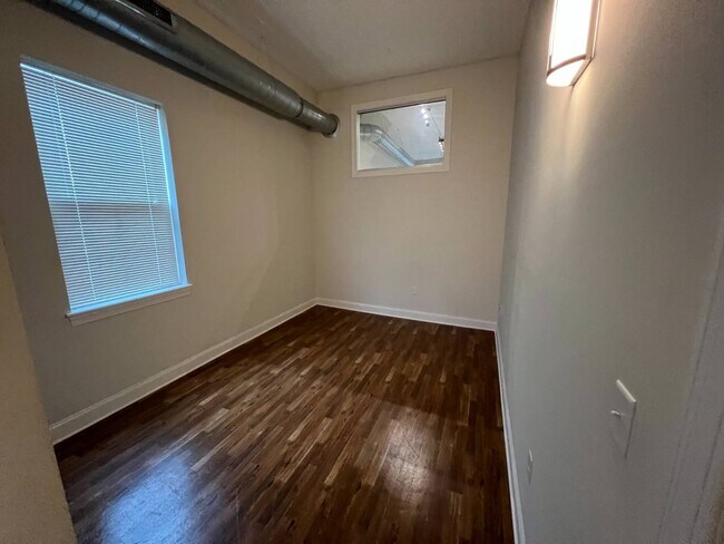 Building Photo - 733 Broadway