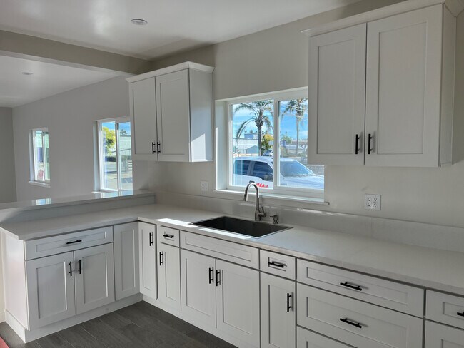 Building Photo - 2855 N Rose Ave