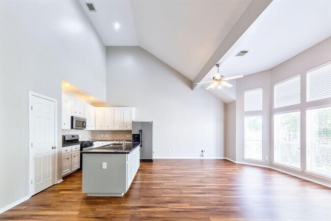 Building Photo - 1247 W 17th St