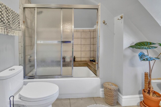 Building Photo - Charming luxury meets timeless character in the heart of West Wash Park - Available NOW!!