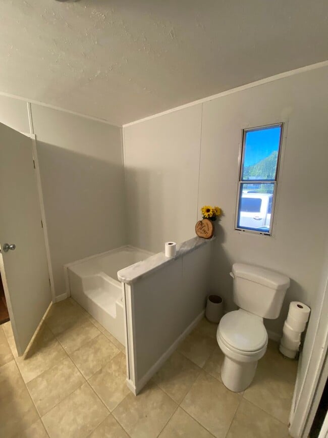 Building Photo - FOR RENT - Love the country?  Love to hunt?  If so, this one is for you!