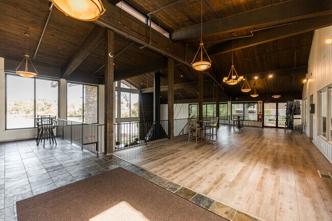 Building Photo - 125 Lakeview Dr