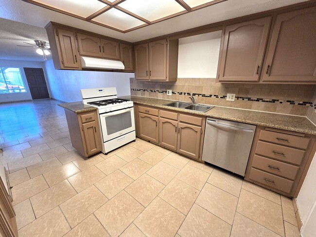 Building Photo - 1917-1919 W Whitendale Ave