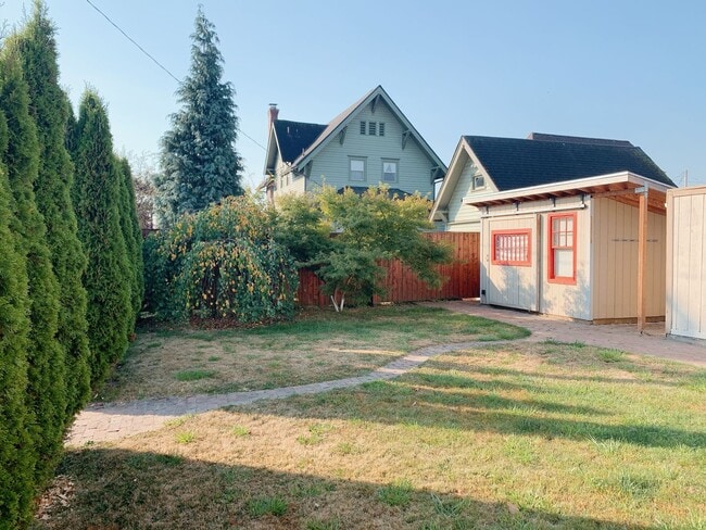 Building Photo - Adorable cottage in the Columbia Neighborhood