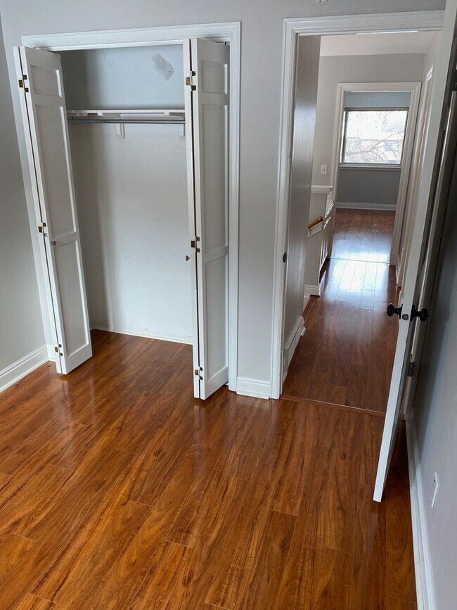 Building Photo - 4 Bed 3.5 Bath Wonderland Hill Townhouse