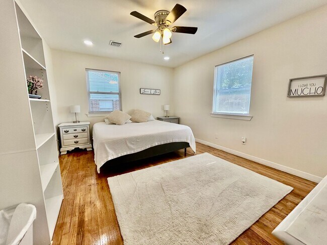 Building Photo - Gorgeous Fully Furnished 3 Bed/2 Bath Home...