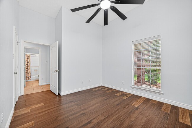 Building Photo - 23914 Glengate Dr