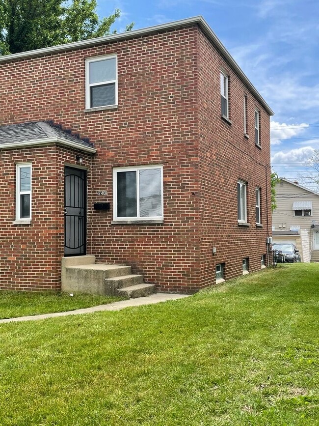 Building Photo - 740 S Harris Ave