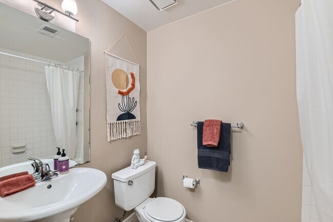 Building Photo - Urban Oasis: Cozy Furnished 1 BDR in Boulder