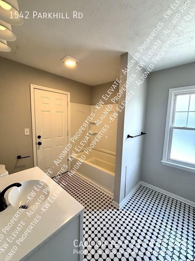 Building Photo - 1542 Parkhill Rd