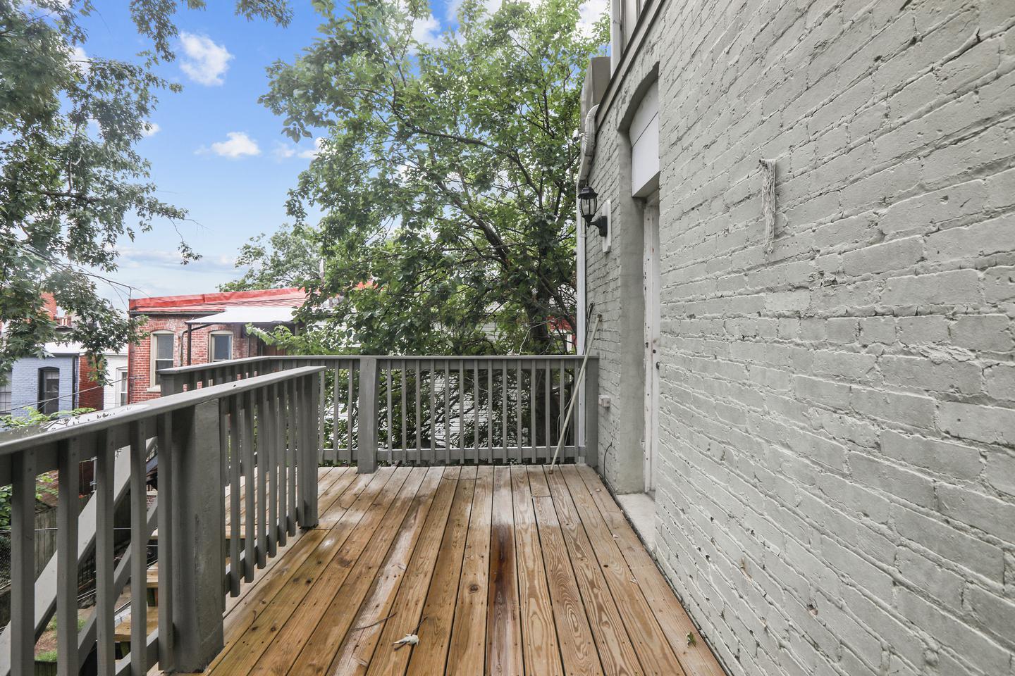 Building Photo - Gorgeous top-floor Eckington townhouse nea...