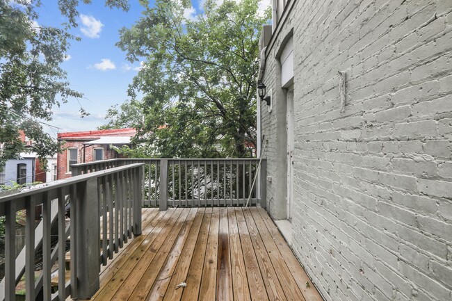 Building Photo - Gorgeous top-floor Eckington townhouse nea...