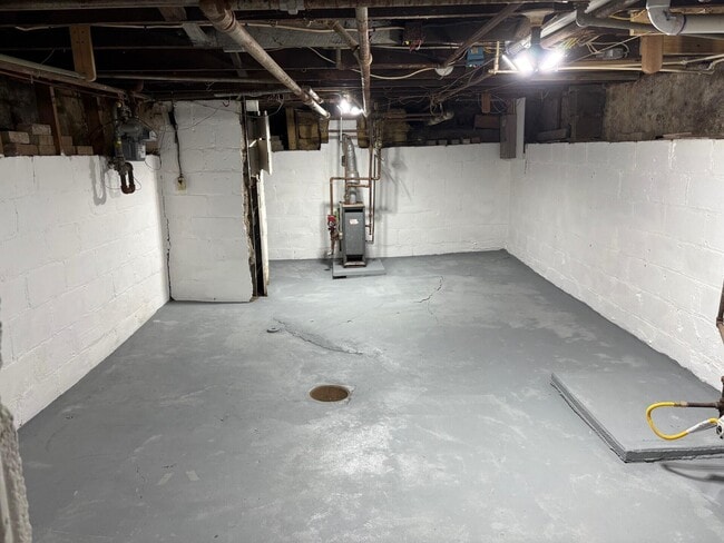 Building Photo - 2756 Latonia Ave